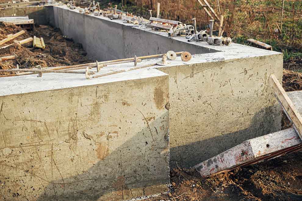 Construção de uma fundação de concreto armado com hastes de aço e fôrmas de madeira