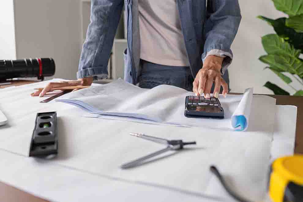 uma pessoa analisando o custo e tempo de execução no escritório