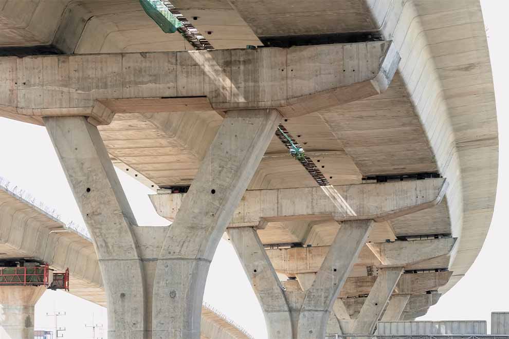 Estrutura de ponte com pilares de concreto