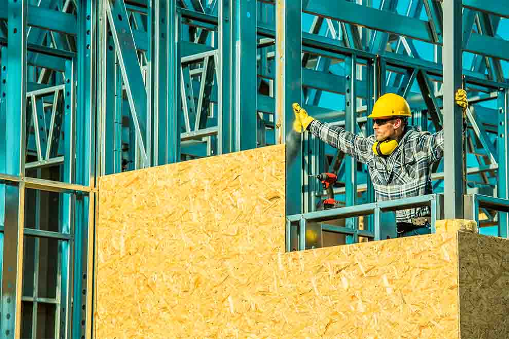 Trabalhador em construção usando capacete e ferramentas
