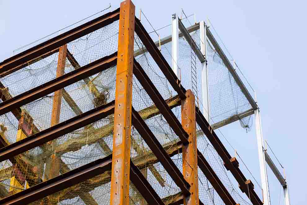 Estrutura metálica com rede de proteção em construção