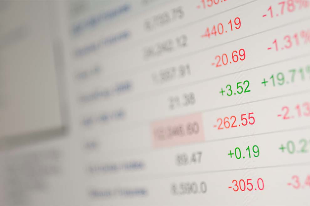 uma tela de computador com uma planilha com comparações de preços do mercado