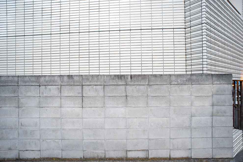 um muro de concreto de um edifício corporativo em um dia ensolarado