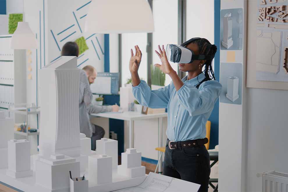 Mulher com óculos de realidade virtual em ambiente de design