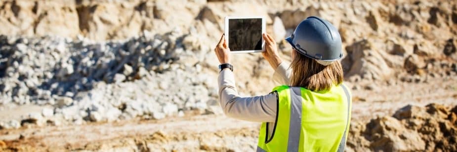 mulher trabalhando segurando um tablet