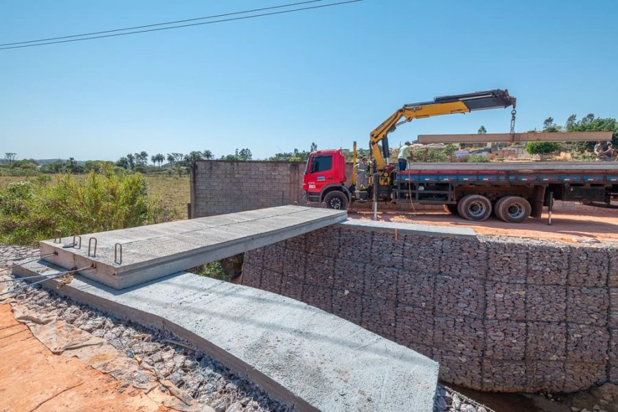Caminhão vermelho e ponte de concreto