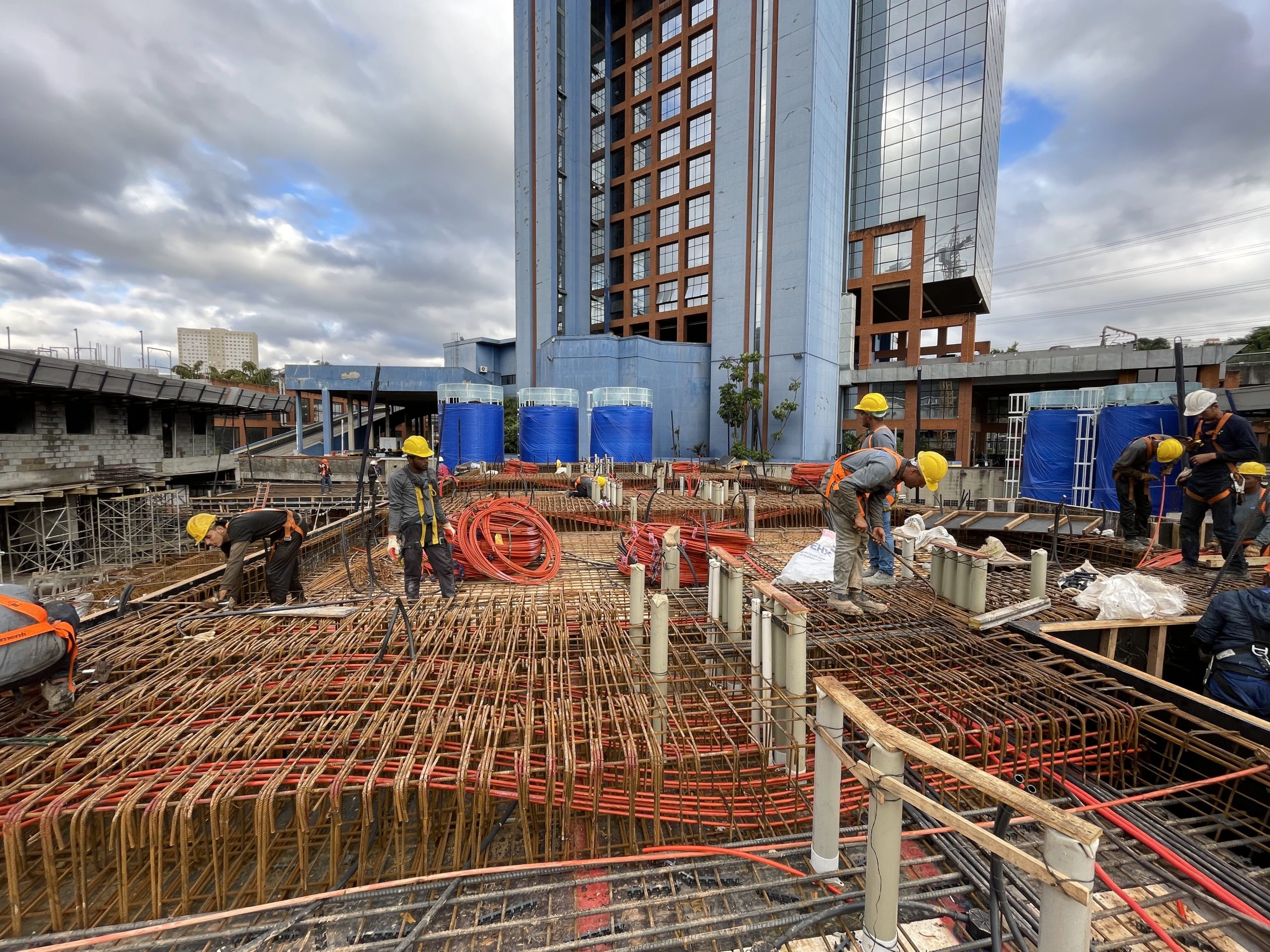 Equipe de construção trabalhando em obra civil