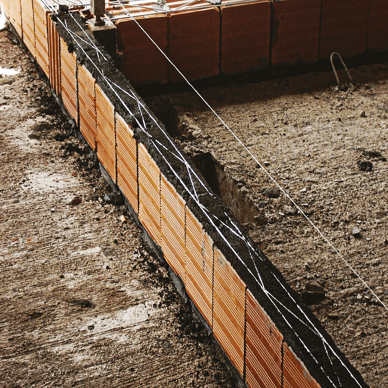 Fundações com tijolos em obra de construção civil