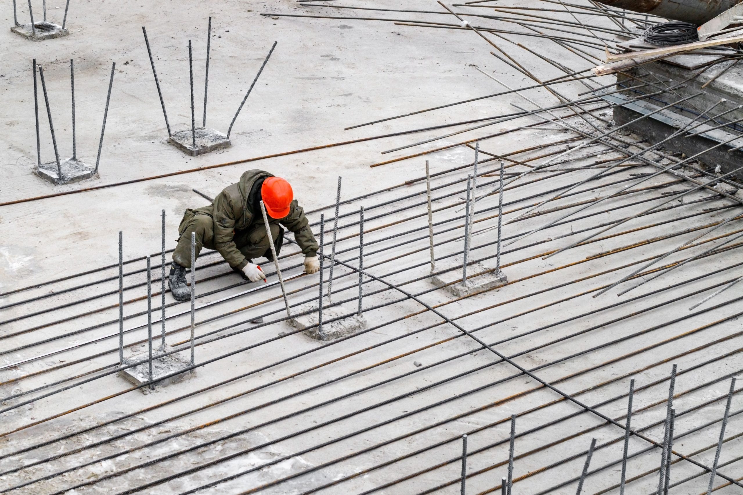 Trabalhador com capacete em obra de construção civil.