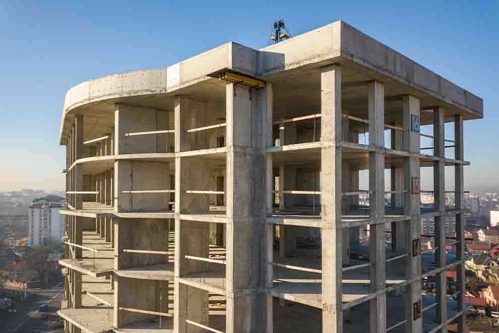 Construção de edifício em concreto armado em andamento