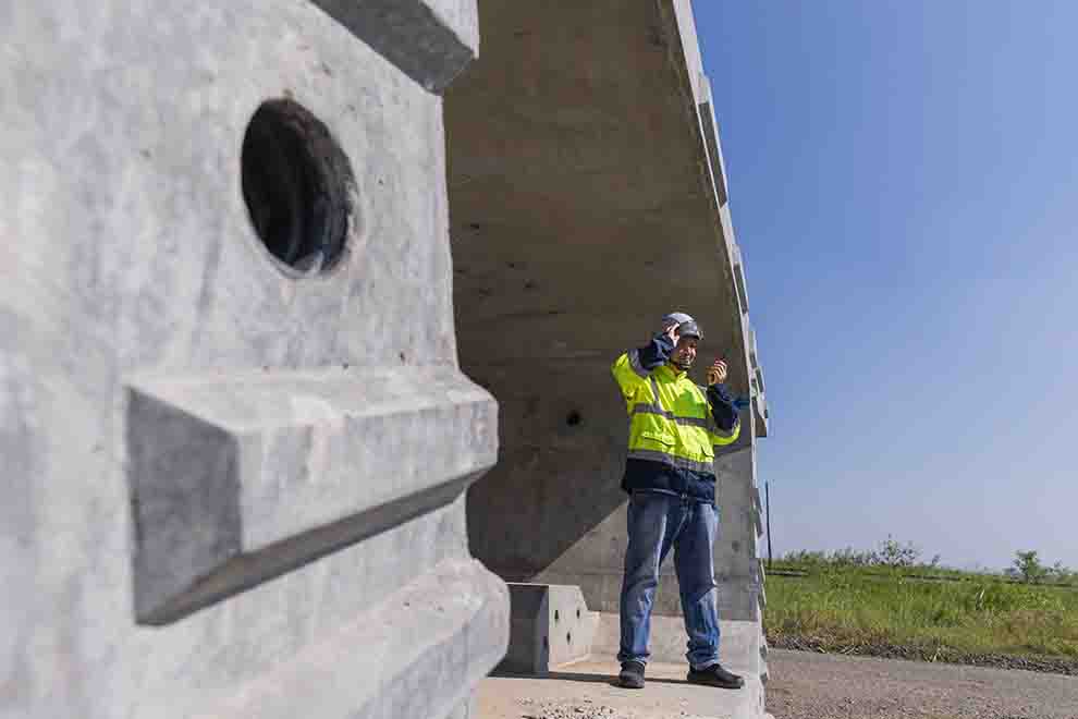 Homem com colete refletivo em obra de construção